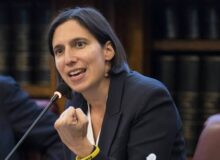 Elly Schlein durante una conferenza stampa