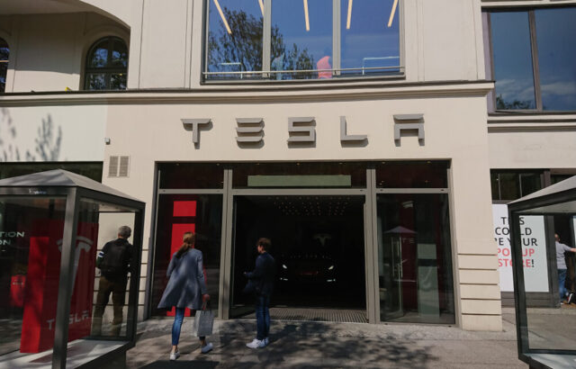 Logo di Tesla e SpaceX