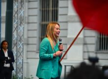 Giorgia Meloni durante un discorso