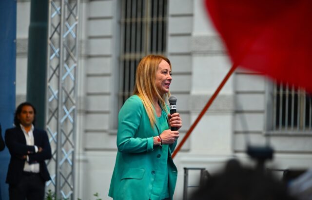 Giorgia Meloni durante un discorso
