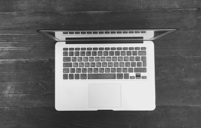 Immagine del nuovo MacBook OLED di Apple