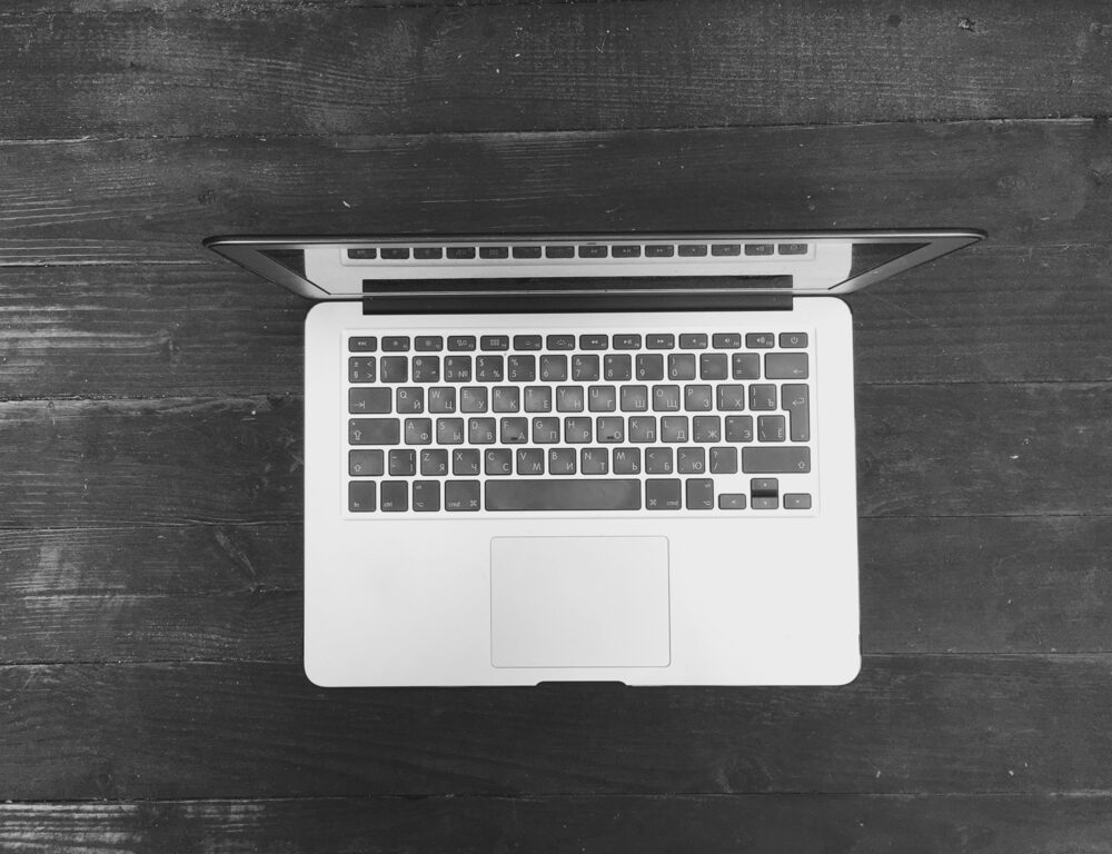 Immagine del nuovo MacBook OLED di Apple