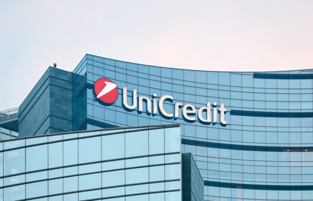 Logo di Unicredit e Commerzbank