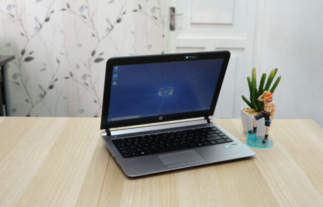 HP OmniDesk in offerta con finitura in legno scuro