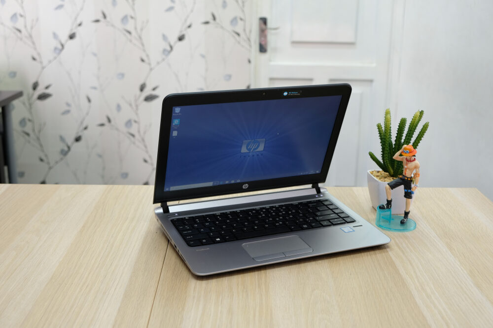 HP OmniDesk in offerta con finitura in legno scuro