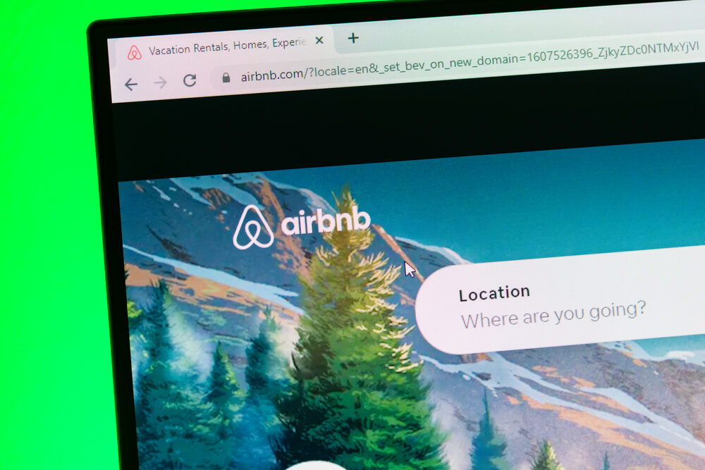 Aggiornamento Airbnb con AI e servizi social