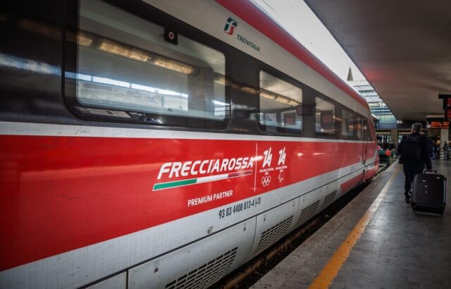 Treno Trenitalia in movimento