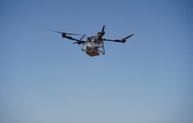Drone cargo in volo sopra le montagne