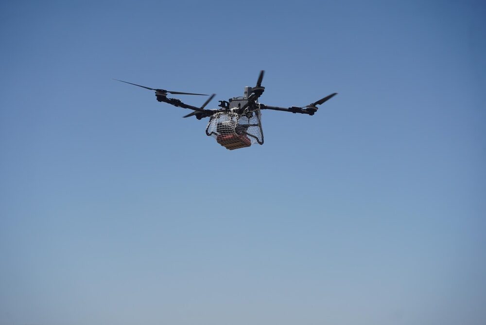 Drone cargo in volo sopra le montagne