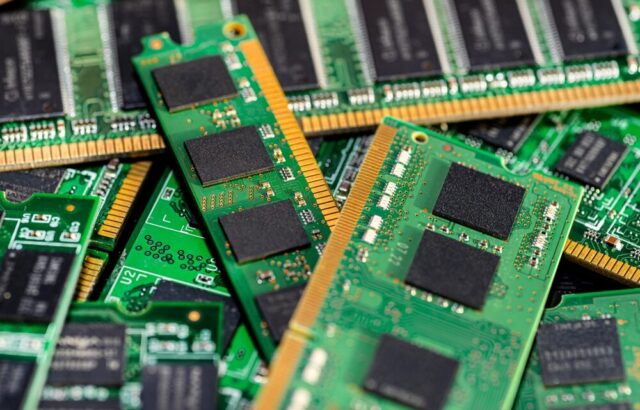 Carenza di memoria e aumenti dei prezzi nel settore tecnologico
