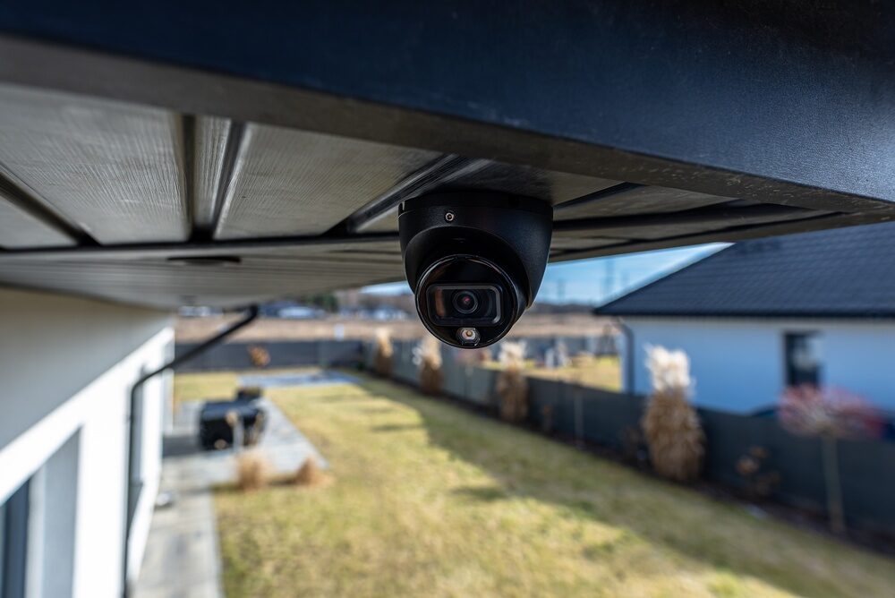Telecamera Eufy E10 installata su una finestra
